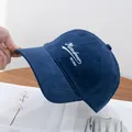 Dettaglio ravvicinato del cappello da baseball in cotone blu scuro con ricamo Misoobean - Regolabile / Blu Notte