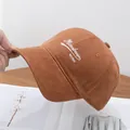 Dettaglio del cappellino in cotone caramello con ricamo bianco Mizoobear - Regolabile / Terracotta