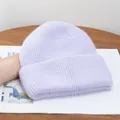 Gorro de punto de pelo de conejo en color lavanda con textura de felpa y borde enrollado - Violeta