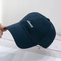 Primer plano del bordado blanco 'chance' en una gorra de béisbol de algodón azul marino - Azul Marino