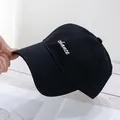 Primer plano del bordado chance en gorra de algodón negra con visera curvada - Negro