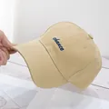 Bordado detallado de letras azules chance en la parte delantera de una gorra de algodón beige - Caqui