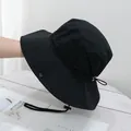 Dettaglio cappello da sole nero ad asciugatura rapida con coulisse e bottoni in metallo - M / Nero