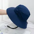 Dettaglio del cappello pescatore blu navy con cordino regolabile e bottoni a pressione - M / Blu Notte