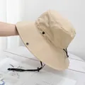 Dettaglio del cappello da sole kaki con fori di ventilazione e cinturino regolabile - M / Cachi