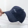 Dettaglio cappellino in cotone blu navy con ricamo bianco in corsivo 'me' - Taglia Standard / Blu Notte