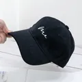 Dettaglio del cappellino da baseball nero con ricamo me bianco e tessuto twill strutturato - Taglia Standard / Nero