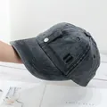 Détail latéral d'une casquette en coton délavé gris foncé avec boucle en métal argenté - Uni - Noir