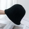 Detalle de gorro de pescador de felpa negra con borde enrollado grueso y textura suave - M / Negro