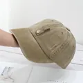 Vue détaillée de la texture en toile lavée et de la broderie sur la casquette de pilote - Uni - Khaki