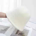 Detalle de la textura de felpa suave de un sombrero de pescador de punto blanco crema - M / Blanco Roto