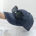 Détail de la casquette de baseball en denim bleu avec lunettes d'aviateur intégrées - Style Uni & Lunettes / Lunettes (Uni) - Marine