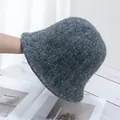 Primer plano del gorro de punto de felpa gris oscuro que muestra su textura gruesa - M / gris oscuro