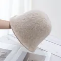 Primer plano de sombrero de pescador beige mostrando textura suave y tejido de punto - M / Caqui