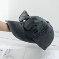 Détail de la fente latérale sur la casquette de baseball tenant des lunettes aviateur - Style Uni & Lunettes / Lunettes (Uni) - Noir