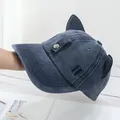 Détail de la casquette en jean bleu marine avec oreilles de chat et boutons métalliques - Style Oreilles de Chat - Marine