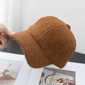 Dettaglio del cappellino marrone in lana d'agnello con morbida texture teddy - Regolabile / Cammello