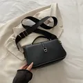 Zwarte vierkante leren crossbodytas met brede schouderband en gouden hardware - Zwart