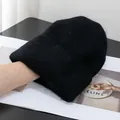 Dettaglio berretto in maglia nera pelosa con texture soffice e bordo risvoltato morbido - Nero