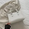 Borsa tote rettangolare minimalista bianco crema con strisce verticali e manici - Bianco