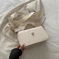 Chique crèmewitte kunstlederen crossbodytas met gouden D-gesp en geweven riem - Wit