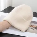 Dettaglio del berretto in maglia beige con morbida trama in pelo di coniglio e coste - Beige