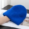 Dettaglio del berretto in maglia blu vivace con texture soffice e bordo arrotolato - Blu scuro