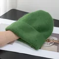 Dettaglio del berretto in maglia mohair verde erba che mostra morbidezza e flessibilità - verde scuro