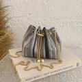 Schicke dreifarbige Web-Beuteltasche mit Perlenzugband und goldener Kette - Schwarz