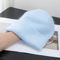 Dettaglio della spessa consistenza pelosa e della maglia elastica del berretto azzurro - Azzurro