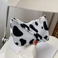 Elegante borsa a spalla con stampa mucca bianca e nera e dettagli zip dorati - Stampa mucca