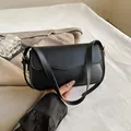 Schwarze minimalistische Schultertasche aus Kunstleder mit Wellenkante und Riemen - Schwarz