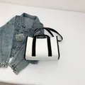 Bolso tote minimalista de lona blanca con ribete negro y correa bicolor - Negro