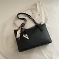 Borsa tote vintage nera con cuciture bianche a contrasto e dettaglio foulard in seta - Nero