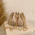 Braune gewebte Beuteltasche mit Goldkette und Perlen-Kordelzug-Detail für Damen - Khaki