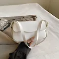Minimalistische weiße Schultertasche aus Leder mit goldener Metallschnalle - Weiß