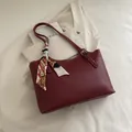 Borsa tote bordeaux scuro in pelle PU con sciarpa di seta vintage decorativa - Rosso