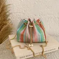 Bunte gewebte Beuteltasche mit Perlen-Kordelzug und goldener Metall-Kettenriemen - Rosa