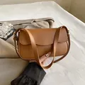 Schicke braune Schultertasche aus Kunstleder mit Vintage-Klappendesign für den Alltag - Braun