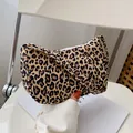 Borsa a tracolla leopardata con forma a mezza luna vintage e cerniera bianca - Stampa leopardata