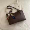 Borsa tote marrone scuro con sciarpa di seta colorata e tracolla regolabile - Marrone