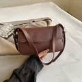 Schicke braune Schultertasche mit Wellenkante und mattem Leder-Finish für Damen - Braun