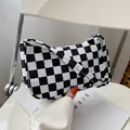 Piccola borsa a tracolla a scacchi bianchi e neri con design retrò coreano - Quadri Neri e Bianchi