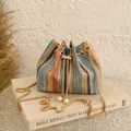 Schicke bunt gestreifte gewebte Beuteltasche mit Goldkette und Perlen-Kordelzug-Anhängern - Blau