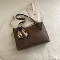 Borsa tote minimalista marrone scuro con foulard decorativo in seta per il pendolarismo - Marrone