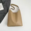 Borsa tote kaki minimalista con tracolla larga e scritte dorate su pelle opaca pregiata - Cachi