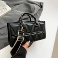 Sac à main noir chic avec matelassage triangulaire et bandoulière large bicolore - Noir