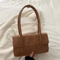 Vintage-braune Schultertasche aus PU-Leder mit modischer Retro-Faltenstruktur - Braun