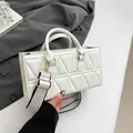Sac cabas blanc en cuir matelassé triangulaire avec large bandoulière en situation - Blanc