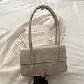Minimalistische beige Schultertasche aus PU-Leder mit Ölwachs-Finish im Vintage-Stil - Gebrochenes Weiß
